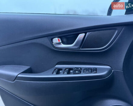 Серый Хендай Kona, объемом двигателя 0 л и пробегом 97 тыс. км за 16600 $, фото 25 на Automoto.ua