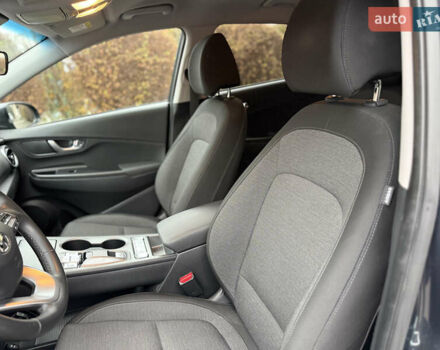 Сірий Хендай Kona, об'ємом двигуна 0 л та пробігом 59 тис. км за 16900 $, фото 24 на Automoto.ua
