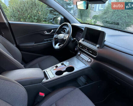 Сірий Хендай Kona, об'ємом двигуна 0 л та пробігом 66 тис. км за 16000 $, фото 5 на Automoto.ua