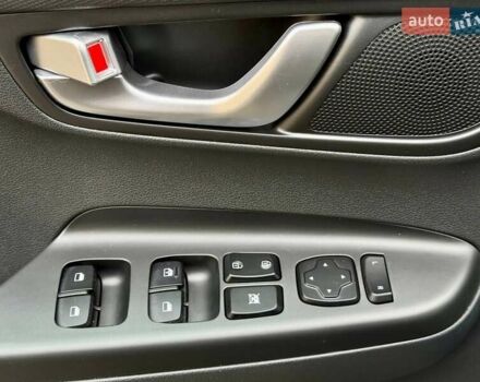 Серый Хендай Kona, объемом двигателя 0 л и пробегом 52 тыс. км за 17200 $, фото 15 на Automoto.ua