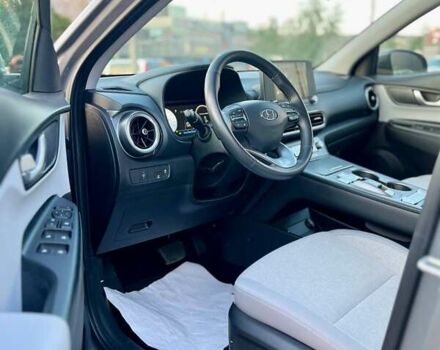 Серый Хендай Kona, объемом двигателя 0 л и пробегом 34 тыс. км за 20999 $, фото 7 на Automoto.ua