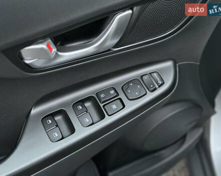 Сірий Хендай Kona, об'ємом двигуна 0 л та пробігом 57 тис. км за 17900 $, фото 13 на Automoto.ua