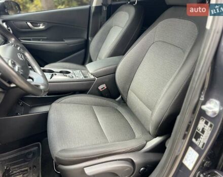 Серый Хендай Kona, объемом двигателя 0 л и пробегом 58 тыс. км за 16950 $, фото 21 на Automoto.ua