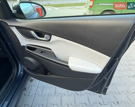 Сірий Хендай Kona, об'ємом двигуна 0 л та пробігом 63 тис. км за 22999 $, фото 26 на Automoto.ua