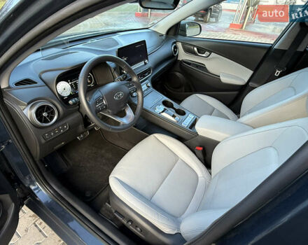 Сірий Хендай Kona, об'ємом двигуна 0 л та пробігом 63 тис. км за 22999 $, фото 16 на Automoto.ua