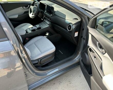 Серый Хендай Kona, объемом двигателя 0 л и пробегом 20 тыс. км за 19900 $, фото 6 на Automoto.ua