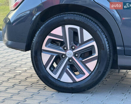 Сірий Хендай Kona, об'ємом двигуна 0 л та пробігом 63 тис. км за 22999 $, фото 11 на Automoto.ua