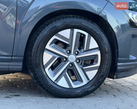 Сірий Хендай Kona, об'ємом двигуна 0 л та пробігом 63 тис. км за 22999 $, фото 10 на Automoto.ua