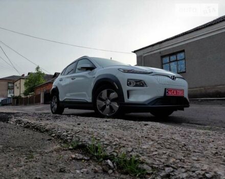 Белый Хендай Kona Electric, объемом двигателя 0 л и пробегом 131 тыс. км за 18650 $, фото 2 на Automoto.ua