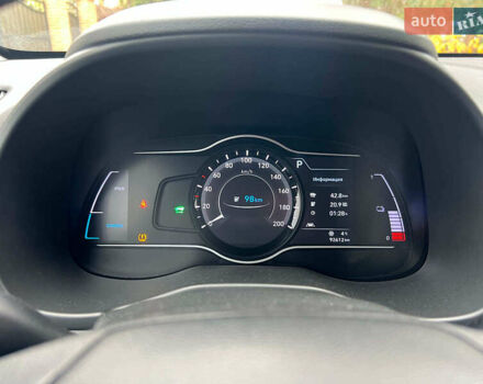 Белый Хендай Kona Electric, объемом двигателя 0 л и пробегом 93 тыс. км за 14790 $, фото 18 на Automoto.ua