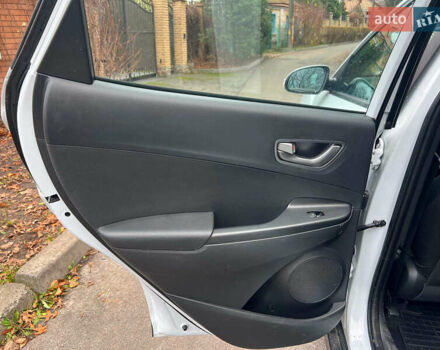 Белый Хендай Kona Electric, объемом двигателя 0 л и пробегом 93 тыс. км за 14790 $, фото 20 на Automoto.ua