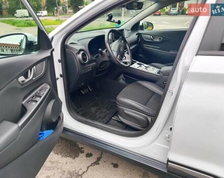 Белый Хендай Kona Electric, объемом двигателя 0 л и пробегом 107 тыс. км за 16500 $, фото 20 на Automoto.ua