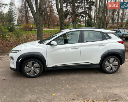 Белый Хендай Kona Electric, объемом двигателя 0 л и пробегом 93 тыс. км за 14790 $, фото 7 на Automoto.ua