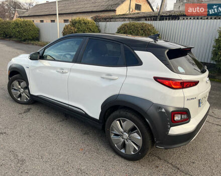 Белый Хендай Kona Electric, объемом двигателя 0 л и пробегом 110 тыс. км за 16300 $, фото 2 на Automoto.ua