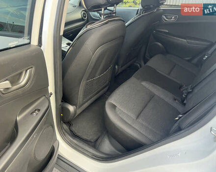 Белый Хендай Kona Electric, объемом двигателя 0 л и пробегом 110 тыс. км за 16300 $, фото 17 на Automoto.ua