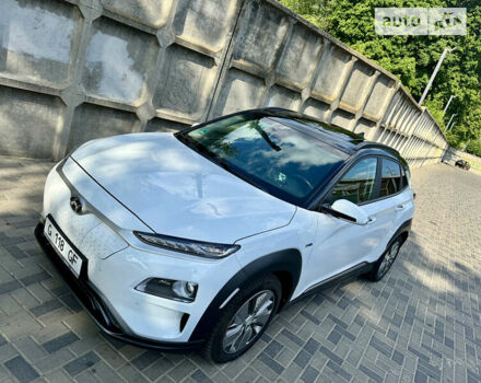 Белый Хендай Kona Electric, объемом двигателя 0 л и пробегом 66 тыс. км за 18900 $, фото 25 на Automoto.ua