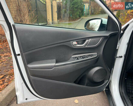 Белый Хендай Kona Electric, объемом двигателя 0 л и пробегом 93 тыс. км за 14790 $, фото 8 на Automoto.ua