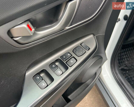 Белый Хендай Kona Electric, объемом двигателя 0 л и пробегом 93 тыс. км за 14790 $, фото 9 на Automoto.ua