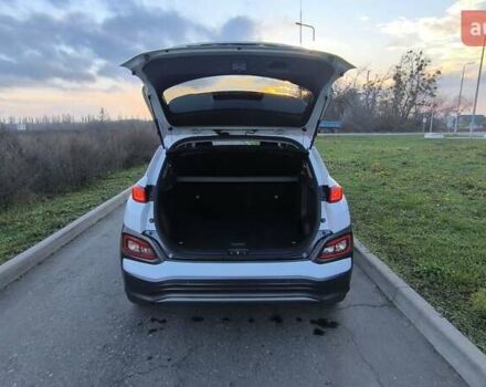 Белый Хендай Kona Electric, объемом двигателя 0 л и пробегом 210 тыс. км за 16500 $, фото 18 на Automoto.ua