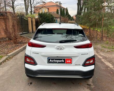 Белый Хендай Kona Electric, объемом двигателя 0 л и пробегом 93 тыс. км за 14790 $, фото 5 на Automoto.ua