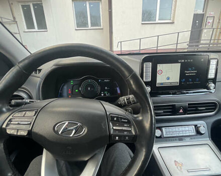 Белый Хендай Kona Electric, объемом двигателя 0 л и пробегом 113 тыс. км за 18500 $, фото 7 на Automoto.ua