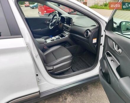 Белый Хендай Kona Electric, объемом двигателя 0 л и пробегом 107 тыс. км за 16500 $, фото 17 на Automoto.ua