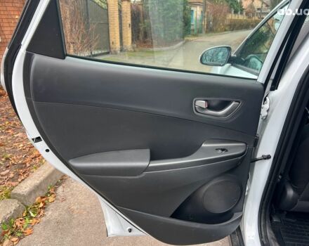 Белый Хендай Kona Electric, объемом двигателя 0 л и пробегом 93 тыс. км за 14790 $, фото 20 на Automoto.ua