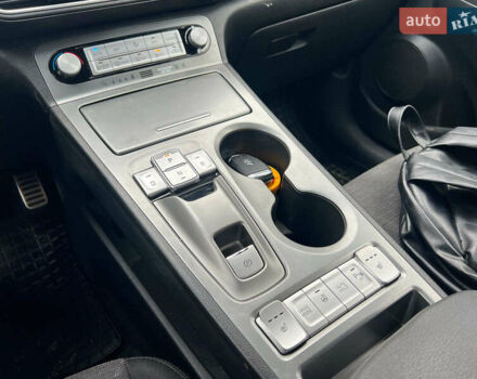 Белый Хендай Kona Electric, объемом двигателя 0 л и пробегом 93 тыс. км за 14790 $, фото 14 на Automoto.ua