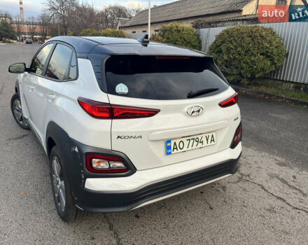 Белый Хендай Kona Electric, объемом двигателя 0 л и пробегом 110 тыс. км за 16300 $, фото 3 на Automoto.ua