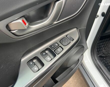 Белый Хендай Kona Electric, объемом двигателя 0 л и пробегом 93 тыс. км за 14790 $, фото 9 на Automoto.ua
