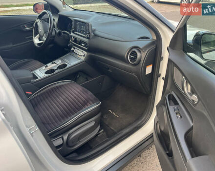 Белый Хендай Kona Electric, объемом двигателя 0 л и пробегом 110 тыс. км за 16300 $, фото 9 на Automoto.ua