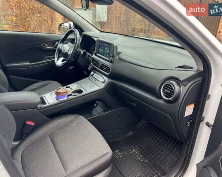 Белый Хендай Kona Electric, объемом двигателя 0 л и пробегом 93 тыс. км за 14790 $, фото 22 на Automoto.ua