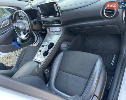 Белый Хендай Kona Electric, объемом двигателя 0 л и пробегом 111 тыс. км за 16500 $, фото 14 на Automoto.ua