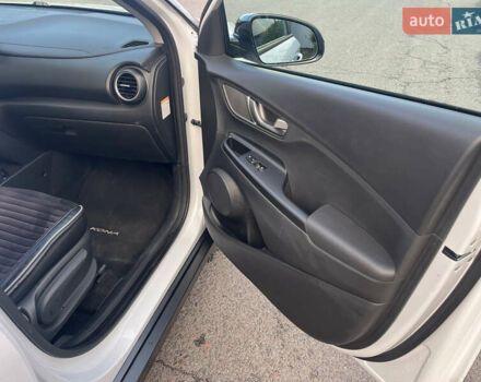 Белый Хендай Kona Electric, объемом двигателя 0 л и пробегом 110 тыс. км за 16300 $, фото 10 на Automoto.ua