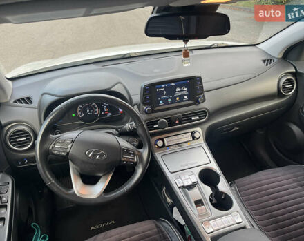 Белый Хендай Kona Electric, объемом двигателя 0 л и пробегом 110 тыс. км за 16300 $, фото 16 на Automoto.ua