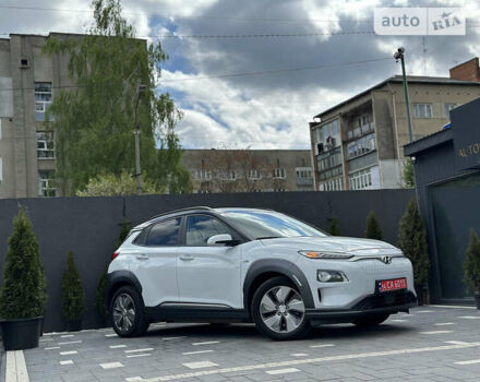 Белый Хендай Kona Electric, объемом двигателя 0 л и пробегом 75 тыс. км за 18990 $, фото 15 на Automoto.ua