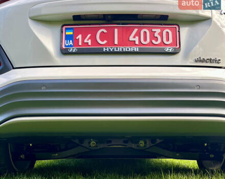 Белый Хендай Kona Electric, объемом двигателя 0 л и пробегом 115 тыс. км за 16900 $, фото 47 на Automoto.ua