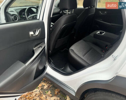 Белый Хендай Kona Electric, объемом двигателя 0 л и пробегом 59 тыс. км за 16900 $, фото 19 на Automoto.ua