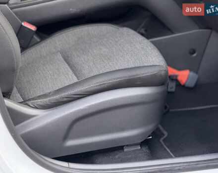 Белый Хендай Kona Electric, объемом двигателя 0 л и пробегом 150 тыс. км за 16960 $, фото 33 на Automoto.ua