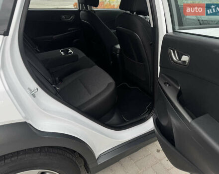 Белый Хендай Kona Electric, объемом двигателя 0 л и пробегом 58 тыс. км за 17499 $, фото 79 на Automoto.ua
