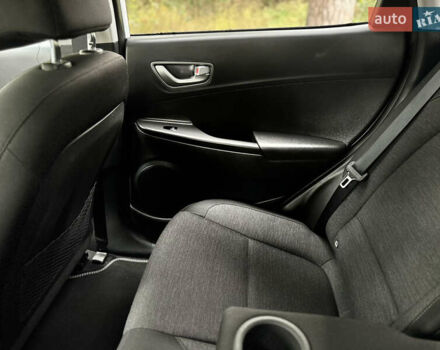 Белый Хендай Kona Electric, объемом двигателя 0 л и пробегом 103 тыс. км за 17999 $, фото 130 на Automoto.ua