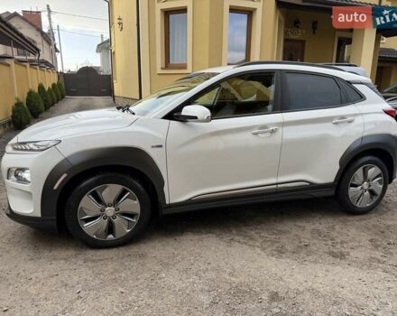 Білий Хендай Kona Electric, об'ємом двигуна 0 л та пробігом 64 тис. км за 14950 $, фото 3 на Automoto.ua
