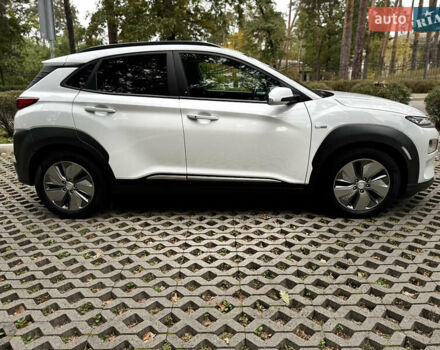 Белый Хендай Kona Electric, объемом двигателя 0 л и пробегом 103 тыс. км за 17999 $, фото 118 на Automoto.ua