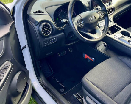 Белый Хендай Kona Electric, объемом двигателя 0 л и пробегом 115 тыс. км за 16900 $, фото 49 на Automoto.ua