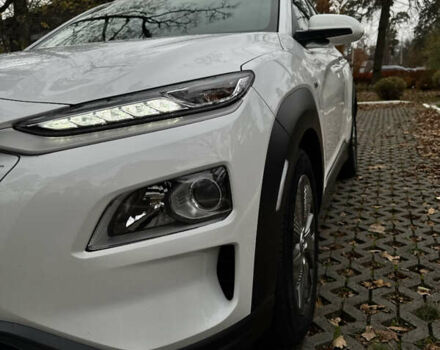 Белый Хендай Kona Electric, объемом двигателя 0 л и пробегом 58 тыс. км за 17499 $, фото 22 на Automoto.ua