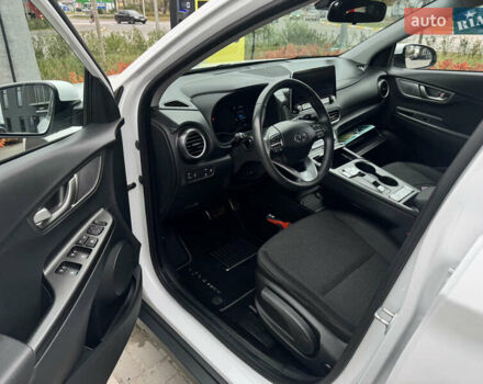 Белый Хендай Kona Electric, объемом двигателя 0 л и пробегом 58 тыс. км за 17499 $, фото 76 на Automoto.ua