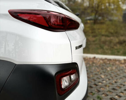 Белый Хендай Kona Electric, объемом двигателя 0 л и пробегом 58 тыс. км за 17499 $, фото 12 на Automoto.ua