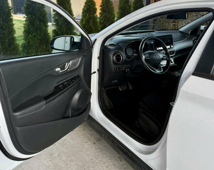 Белый Хендай Kona Electric, объемом двигателя 0 л и пробегом 95 тыс. км за 17500 $, фото 12 на Automoto.ua