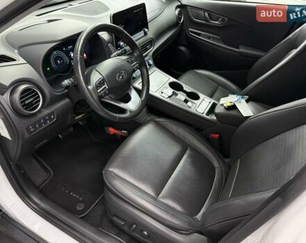 Белый Хендай Kona Electric, объемом двигателя 0 л и пробегом 92 тыс. км за 18983 $, фото 19 на Automoto.ua