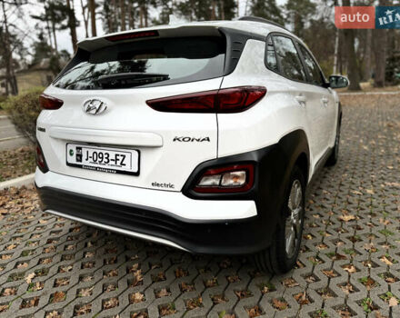 Белый Хендай Kona Electric, объемом двигателя 0 л и пробегом 58 тыс. км за 17499 $, фото 7 на Automoto.ua